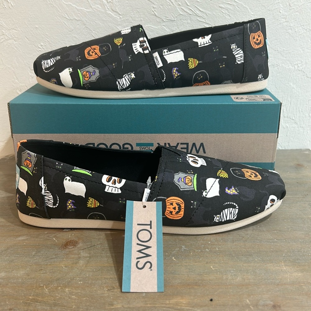 NWT Toms Halloween Black Cats Pumpkins Skulls Slip On Size 8